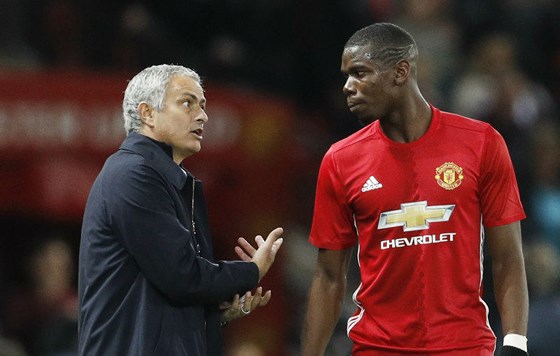 Pogba có thái độ lãnh đạm với Mourinho khi bị thay ra ở trận Bournemouth