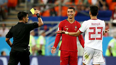 Carlos Queiroz bức xúc khi cậu học trò cũ Ronaldo thoát nạn thẻ đỏ