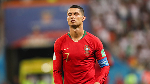 Ronaldo gây thất vọng, nối tiếp Messi sút hỏng penalty