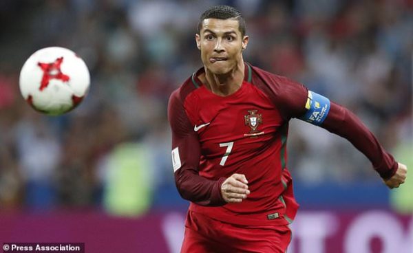 Ronaldo nhận cơn mưa lời khen sau cú hat-trick