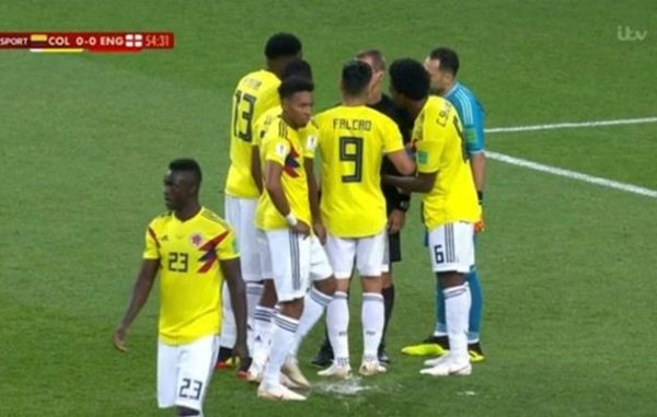 Có ai ngờ Colombia lại có hành động này với Harry Kane