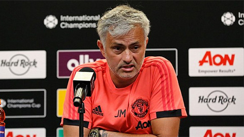 Mourinho đang khiến nội bộ M.U rối răm