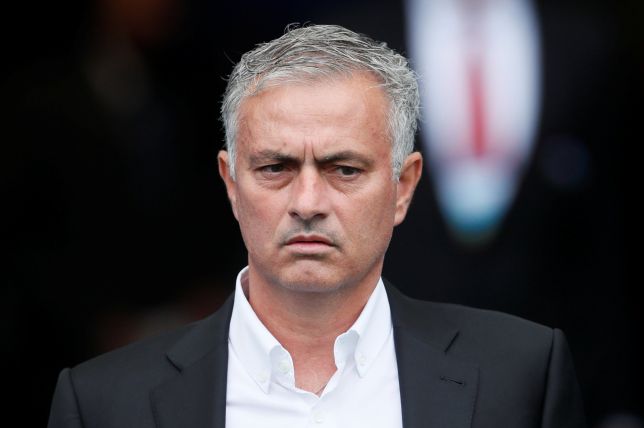 Mourinho cư xử kỳ lạ với các học trò sau trận thua Brighton