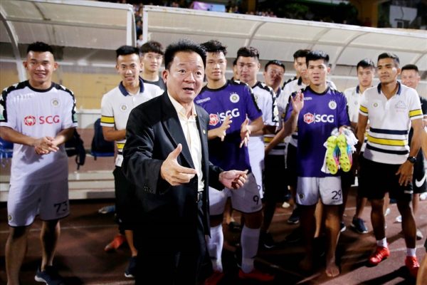 Niềm vui chiến thắng của bầu Hiển khi 4 lần dành cúp vô địch V-League