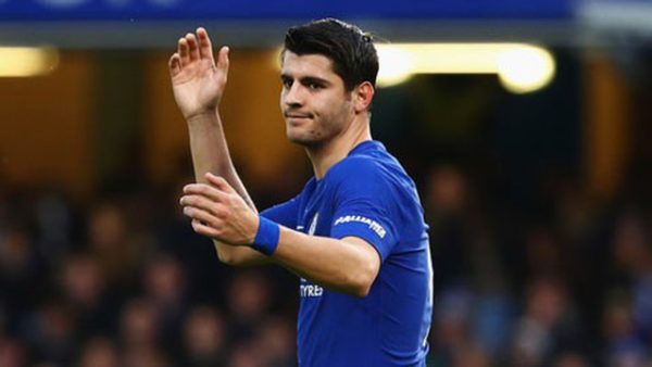 Pha hỏng ăn của Morata khiến Giroud ngớ người