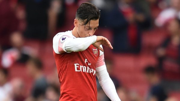 Mesut Ozil tiếp tục không ra sân vì chấn thương lưng