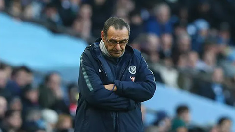 Để thua M.U, HLV Maurizio Sarri bị công kích dữ dội