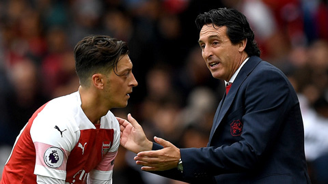 Dù bị HLV Emery đuổi cổ, Oezil vẫn không chịu rời Arsenal